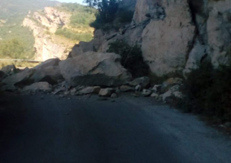 Tallada la carretera d’accés al congost de Mont-rebei per una esllavissada