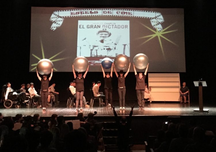 Els alumnes i usuaris de l’Estel representen l’obra ‘Estels de cine’ al Teatre Municipal