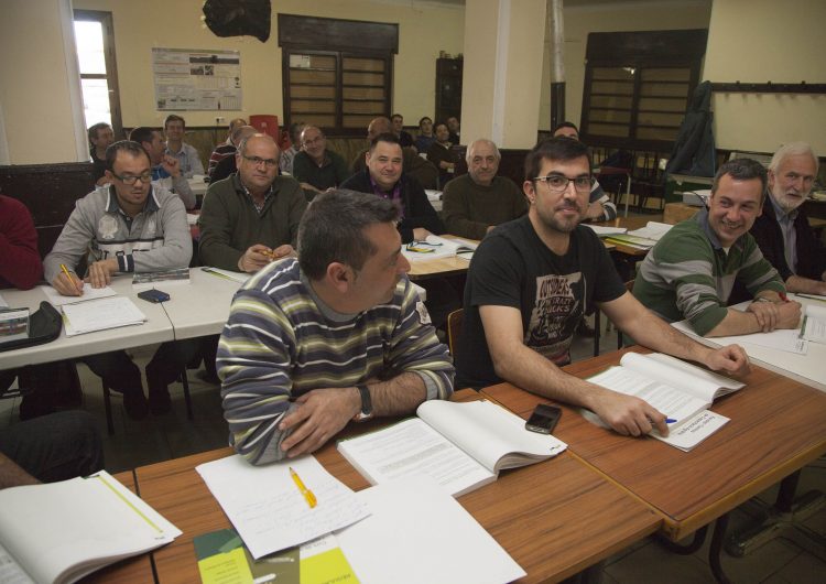 Una trentena de participants en un curs d’aplicador de productes fitosanitaris a Montgai