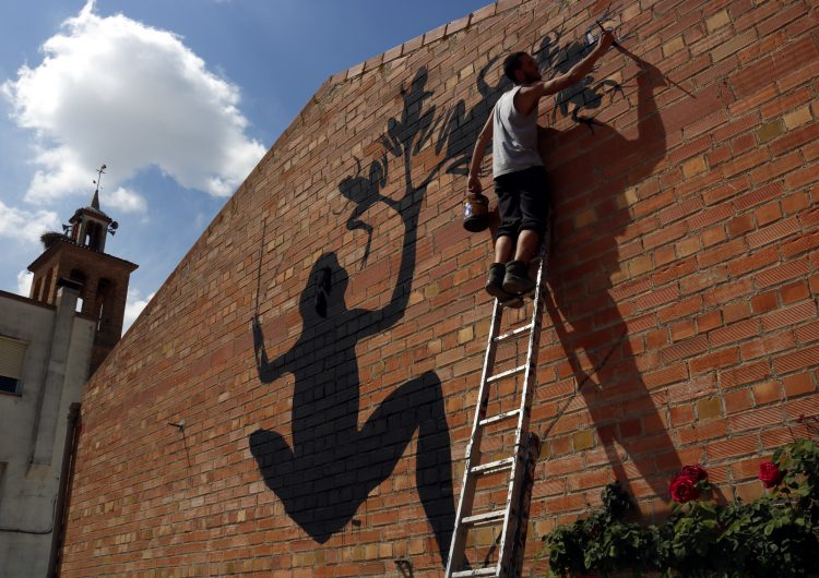 Penelles rep els primers artistes que pintaran una trentena de murals a les parets de diversos edificis del poble