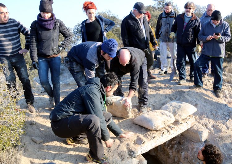 Un centenar de voluntaris respon a la crida per recuperar les trinxeres de Montgai malmeses per un acte vandàlic