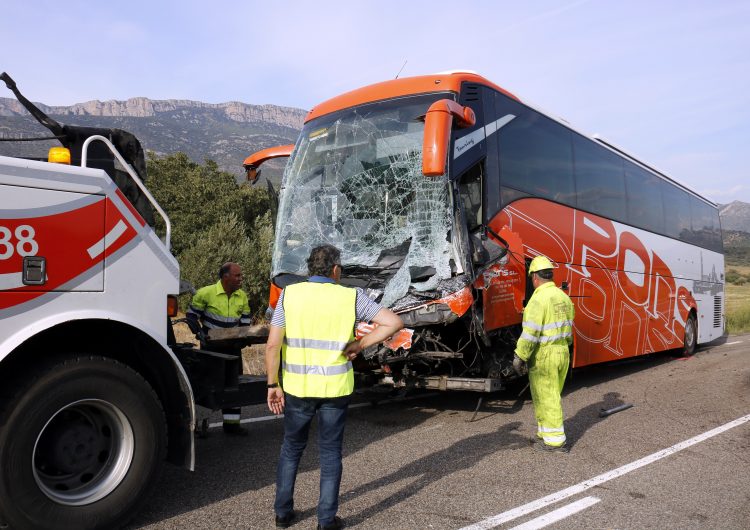 Mor el conductor d’una furgoneta que ha xocat contra un autocar sense passatgers a la C-12 a Àger