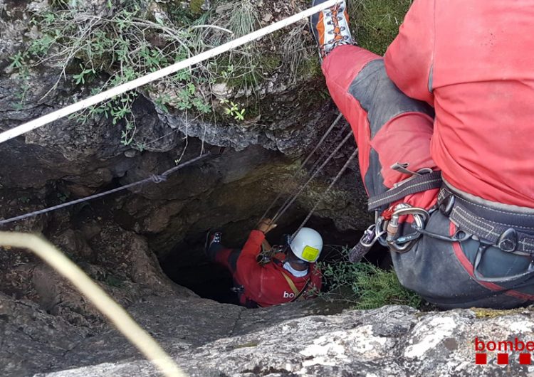 Rescaten una espeleòloga ferida a més de 70 metres de profunditat en un avenc del Montsec