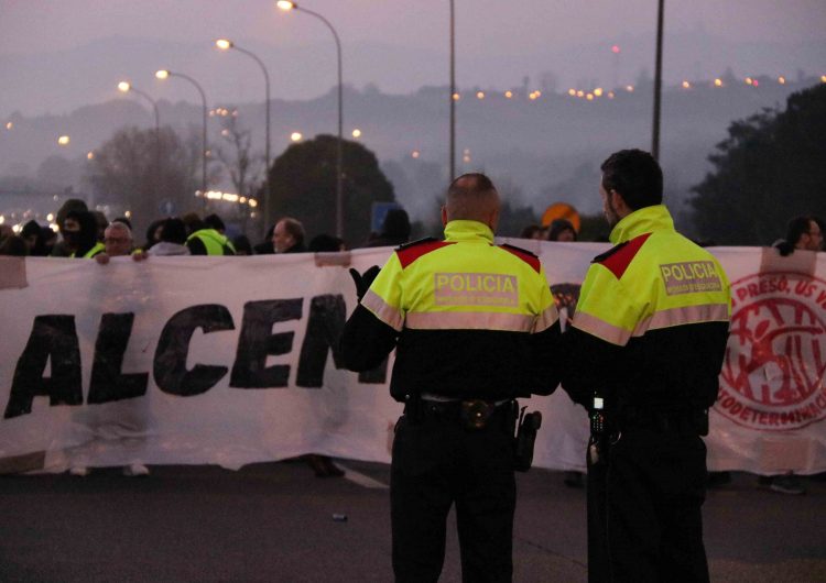 Una desena de vies, entre elles l’AP7, l’A-2, la C-60 i la C-58, tallades al trànsit arreu de Catalunya pel 21-F