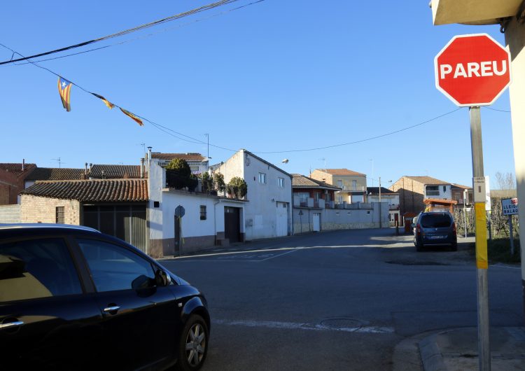 Arrenquen de matinada les senyals de “Pareu”, llaços grocs i estelades a Torrelameu