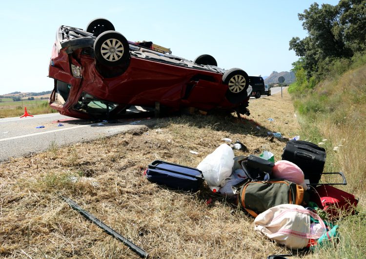 Un mort en sortir de la via i bolcar una furgoneta a la C-14 a Artesa de Segre