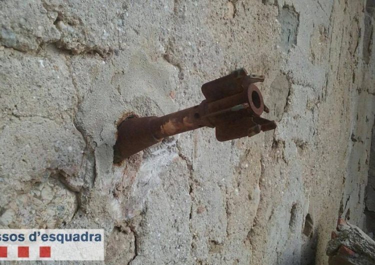 Els Mossos retiren una granada de morter incrustada a la paret d’una casa de Castelló de Farfanya