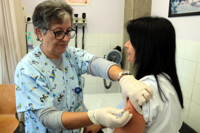 La taxa d’incidència de la grip es dobla en una setmana a Catalunya