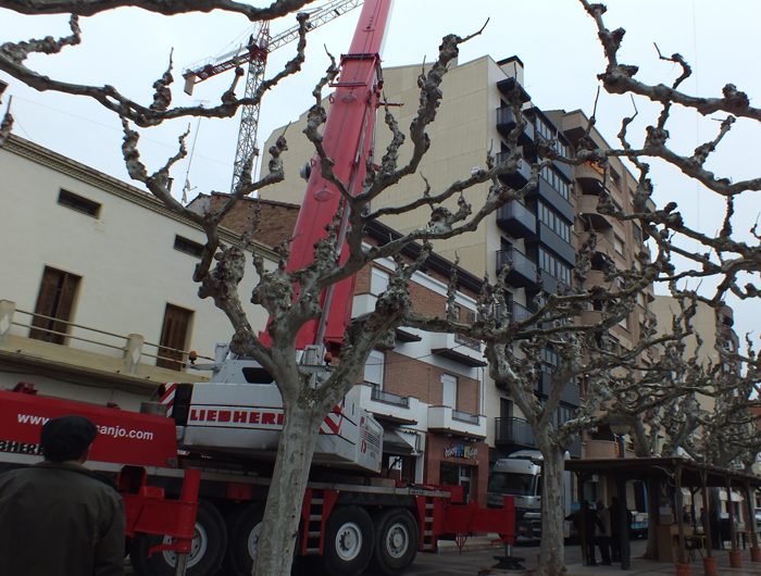 Desmunten una grua al Passseig de l’Estació de Balaguer després que els veïns en demanessin repetidament la seva retirada