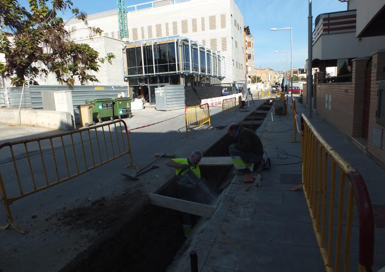 L’Ajuntament substitueix la xarxa de clavegueram del carrer Àngel Guimerà per problemes de filtracions