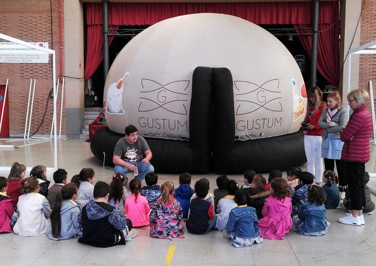 La cúpula Gustum es passeja per escoles de la Noguera i el Segrià Nord