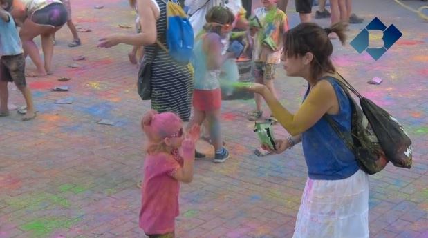 La plaça Mercadal de Balaguer es tenyeix de color amb la 2a ‘Holi Party’