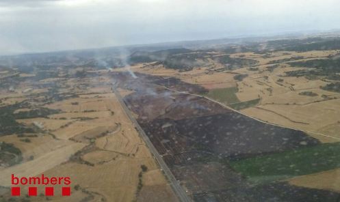 Un incendi agrícola obliga a tallar la C-14 entre Artesa de Segre i Ponts