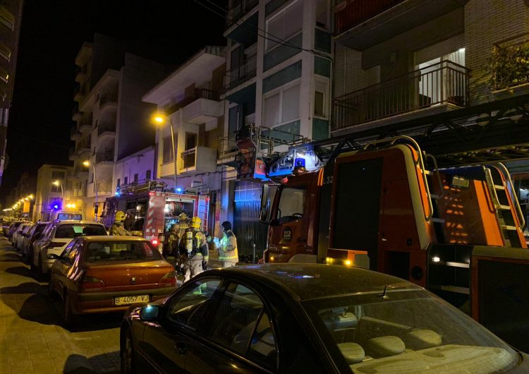 Tres intoxicats i una vintena de desallotjats en l’incendi d’un habitatge a Balaguer