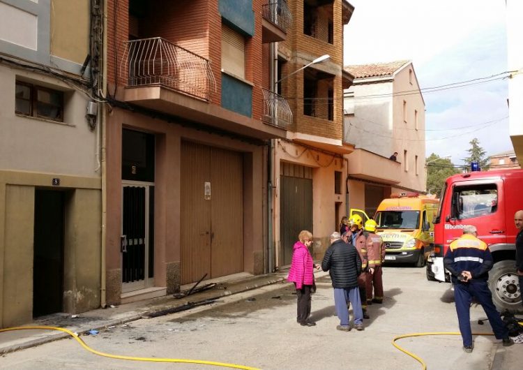 Set evacuats per un incendi en un quadre de comptadors a Artesa de Segre