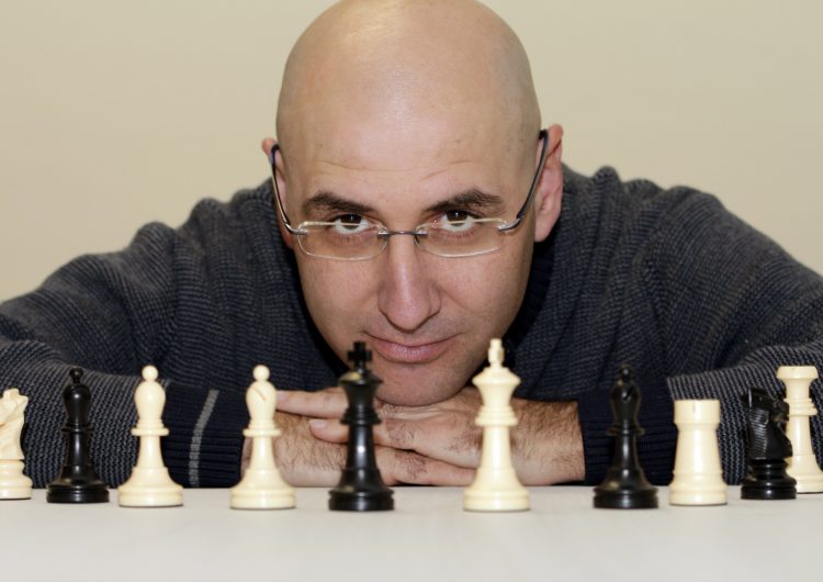 Josep Oms, l’únic Gran Mestre Internacional d’Escacs de les terres de Lleida, obre la primera acadèmia d’escacs