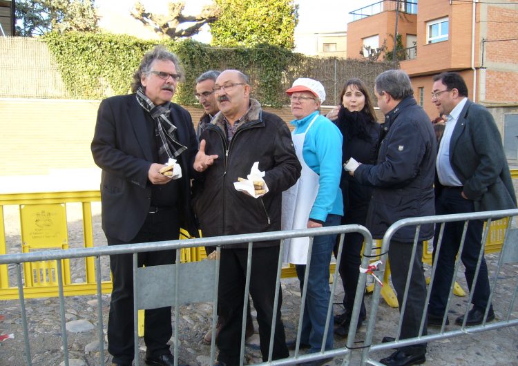 Un miler de persones degusten el berenar de la matança del porc a Artesa de Segre