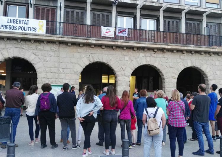 Concentració davant l’Ajuntament de Balaguer en rebuig a la sentència de ‘La Manada’