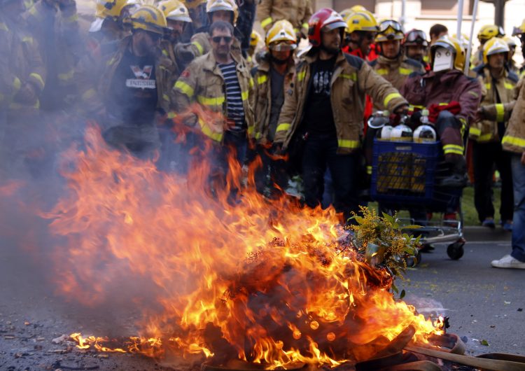 Més de mig miler de bombers de tot Catalunya es manifesta a Lleida per denunciar falta d’efectius i material