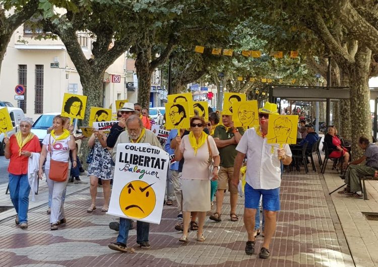 El Col·lectiu Llibertat fa una marxa sorollosa fins al pavelló Primer d’Octubre