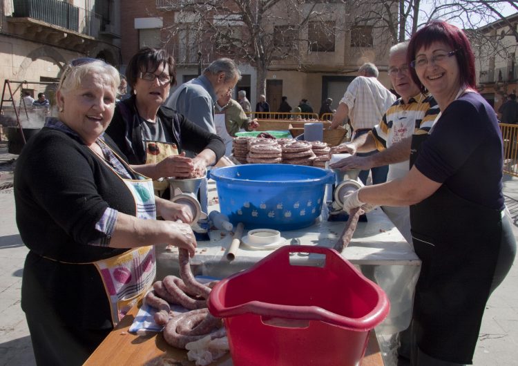 Unes 700 persones assisteixen a la Matança del Porc de Montgai