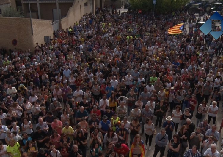 Centenars de persones es concentren a Menàrguens en rebuig a les càrregues policials de l’1-O