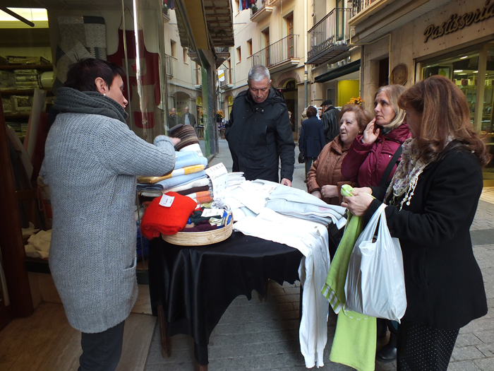 Els comerciants del centre històric de Balaguer celebren el Mercat de la Ganga