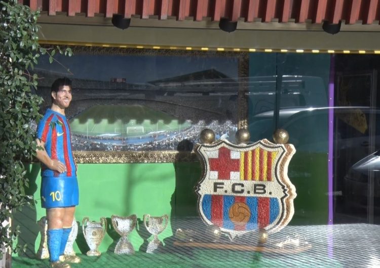 El pastisser Lluís Muixí crea una mona gegant de Pasqua dedicada a Messi