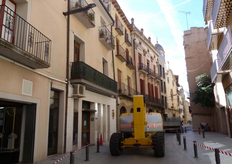 S’inicia el pintat de les façanes del carrer Miracle, última fase del Pla d’Ocupació de l’Ajuntament de Balaguer