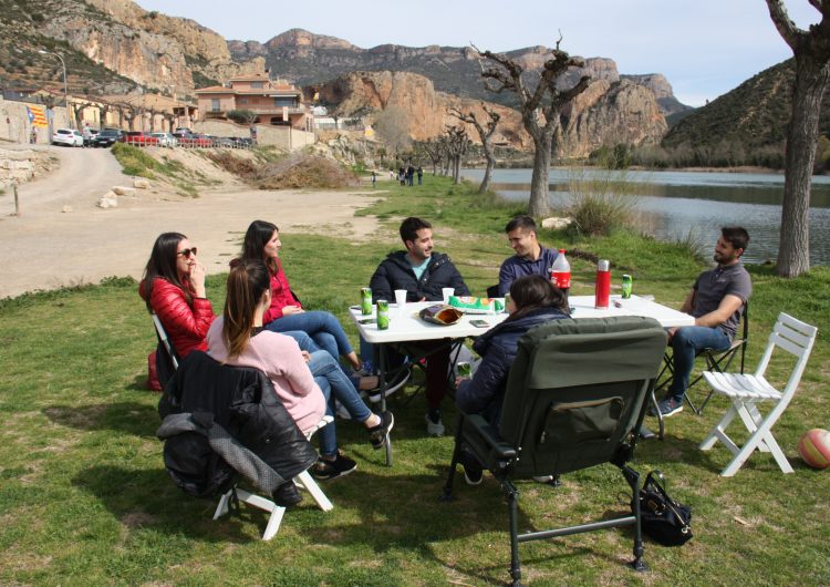 El temps primaveral anima a anar al camp per menjar-se la mona