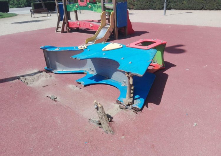 Denuncien desperfectes al parc infantil de l’escola Mont-roig