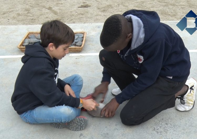 Alumnes de l’escola Mont-roig de Balaguer s’endinsen en la prehistòria