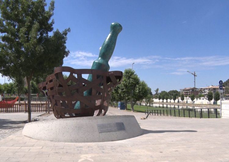 La mà de morter ja torna a lluir a l’escultura dedicada als 700 anys de la cuina catalana a Balaguer