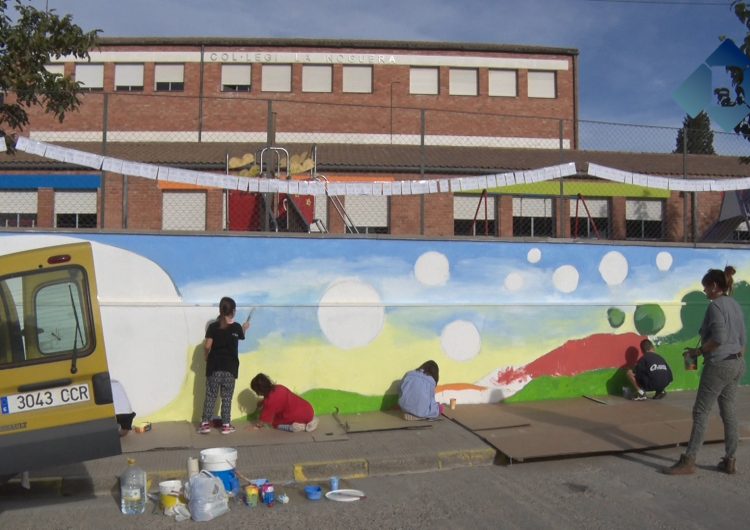 Els alumnes de l’Escola la Noguera pinten un mural de grans dimensions per decorar el centre