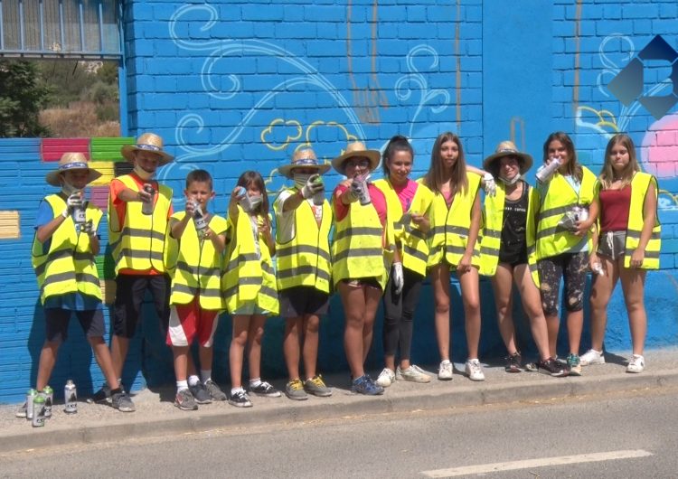 El jovent de Gerb pinta un mural de grans dimensions a l’entrada del poble