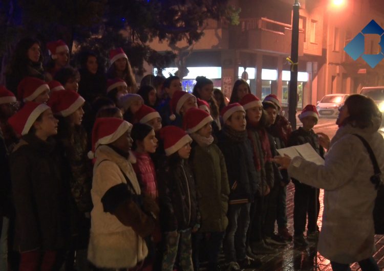 L’encesa de l’enllumenat i una cantada de nadales dona el tret de sortida a la campanya de Nadal