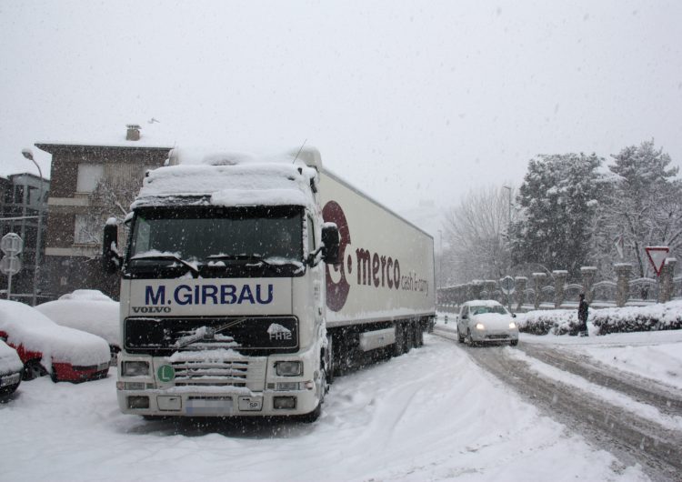 S’eleven a 23 les carreteres afectades per la neu i el gel, principalment a les comarques de Lleida