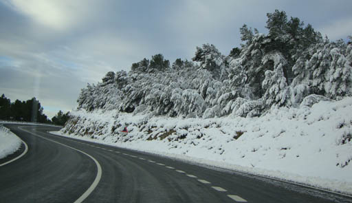 Nou carreteres afectades per la neu i el gel al Pirineu