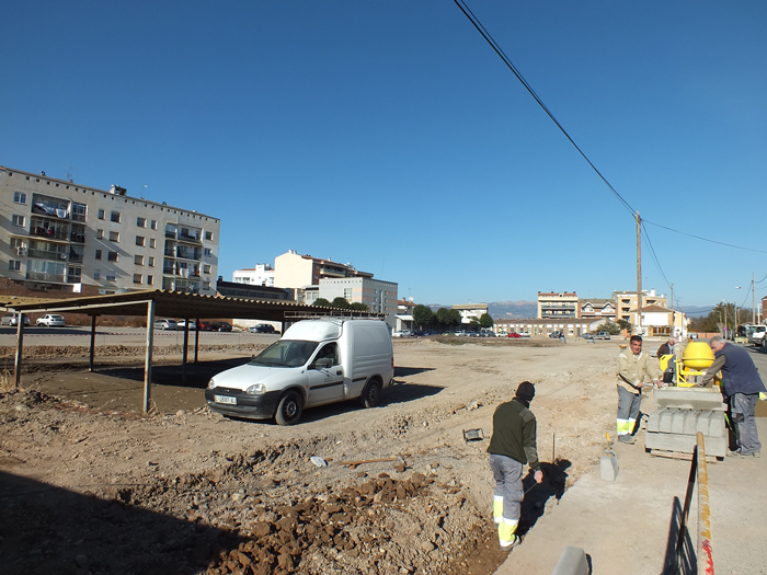 S’inicien les obres d’adequació dels terrenys ubicats davant la residència Comtes d’Urgell