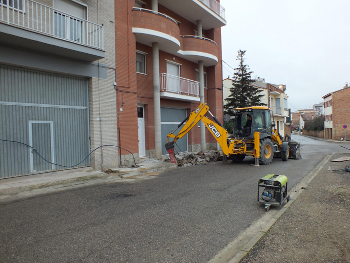 L’Ajuntament substitueix una canonada de reg al carrer Almatà