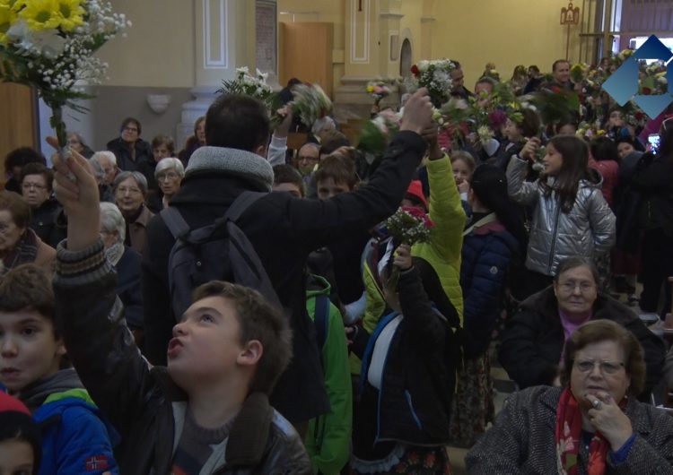 L’ofrena floral dona el tret de sortida a les Festes del Sant Crist