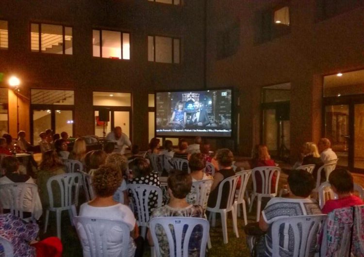 Un centenar de persones segueixen en directe l’òpera ‘Il Trovatore’ al pati de la Biblioteca de Balaguer