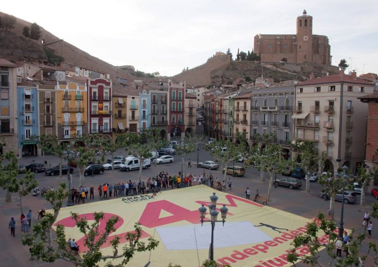 L’ANC desplega a la plaça Mercadal de Balaguer la pancarta a favor dels municipis independentistes