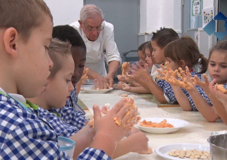Alumnes de l’Escola Gaspar de Portolà aprenen a fer panellets vegetarians amb el cuiner Josep Maria Morell