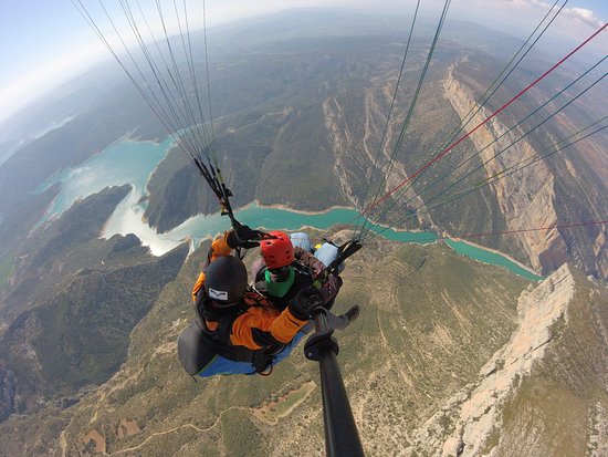 Dos ferits en un accident de parapent a Àger