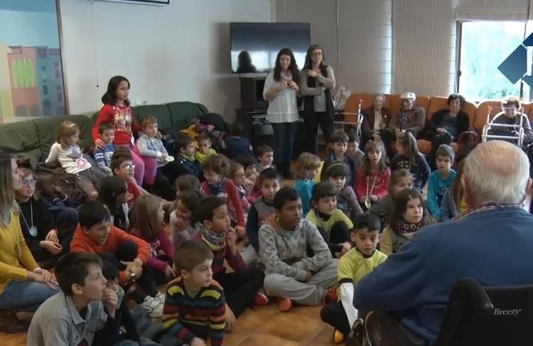 Els alumnes de l’escola Mont-roig celebren el dia de la Pau amb els avis de les residències