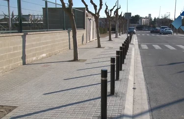 L’ajuntament de Balaguer instal·la pilones de protecció a la vorera de l’escola Mont-roig