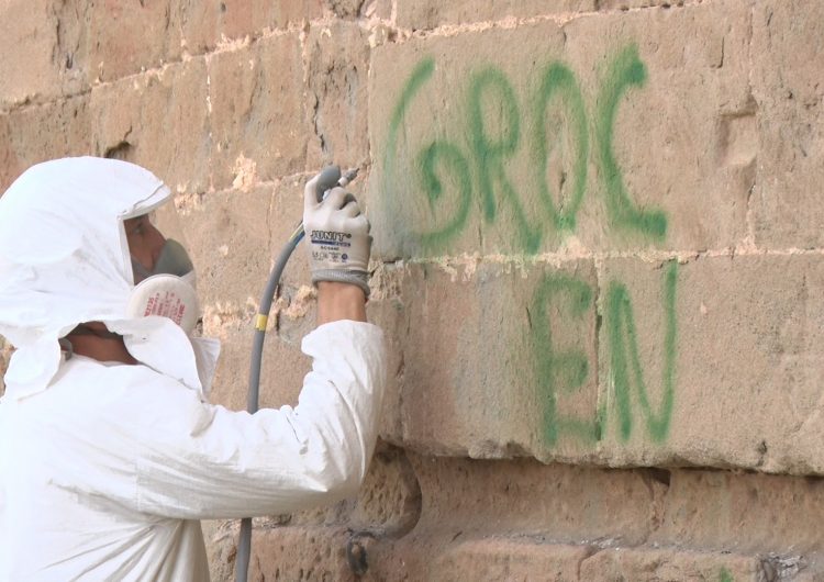 Comença la neteja de les pintades ultres al Monestir de Santa Maria de les Franqueses