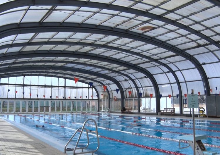 L’ajuntament de Balaguer canviarà la coberta de la piscina