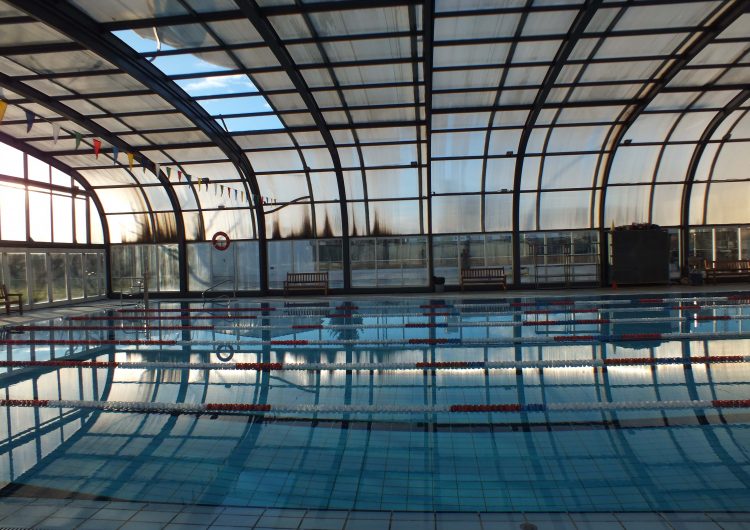 El fort vent fa caure part de la coberta retràctil de la piscina d’hivern de Balaguer